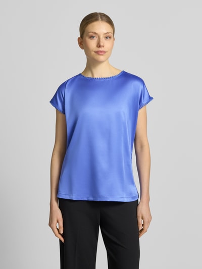 Frauenmodel trägt T-Shirt aus Satin mit Häkelspitze von Christian Berg Woman in Blau, Regular-Fit, Rundhalsausschnitt, Rückenlänge 63 cm, Ganzkörperansicht von vorne.