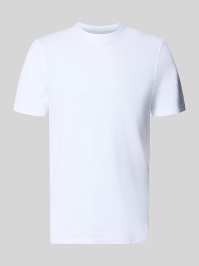 Produktfoto, weißes T-Shirt mit Rundhalsausschnitt von MCNEAL, schlichte Baumwolle, schlanker Schnitt, Rückenlänge 68 cm, glatte Oberfläche