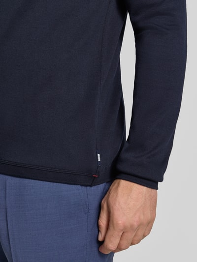 Mannenmodel draagt shirt met lange mouwen van puur katoen, regular fit, Model 'Baldi' van CINQUE, ronde hals, detailopname onderarm.