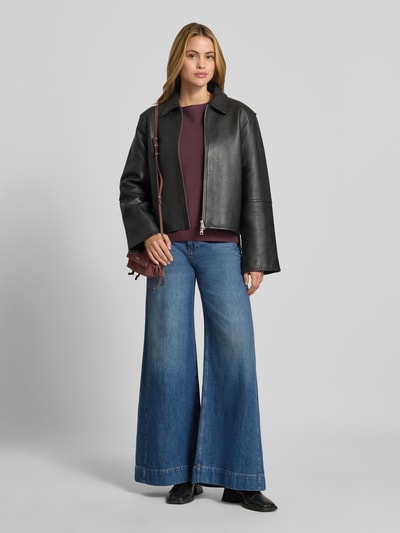 Frauenmodel trägt Pullover aus reiner Baumwolle in Strick-Optik von Christian Berg Woman, körpernahe Passform, Ganzkörperansicht von vorne.