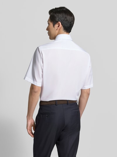 Männermodel trägt Relaxed Fit Business Hemd aus Lyocell-Mix von ETERNA, weiß, glatter Stoff, Kentkragen, Brusttasche, Ganzkörperansicht Rückansicht, Rückenlänge 81 cm, Schulterbreite 47 cm, Ärmellänge 29 cm, kurzärmeliges Design, durchgehende Knopfleiste, Größe 40.