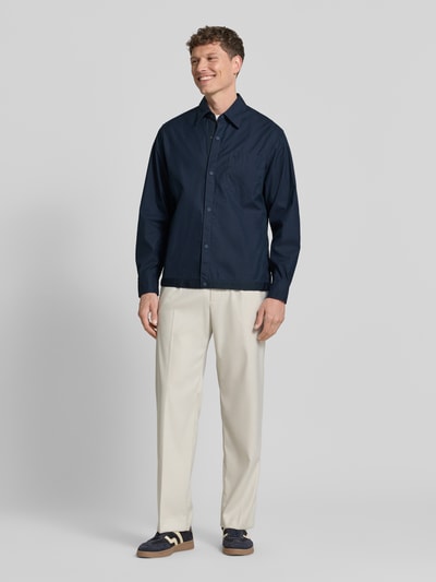 Männermodel trägt Regular Fit Overshirt aus Baumwoll-Mix Modell 'LOBEL_M' von BOSS Orange, Optik: Unifarben, Ganzkörperansicht von vorne.
