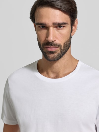 Männermodel trägt T-Shirt mit Rundhalsausschnitt im 2er-Pack von Christian Berg Men aus reiner Baumwolle, Nahaufnahme Oberkörper.