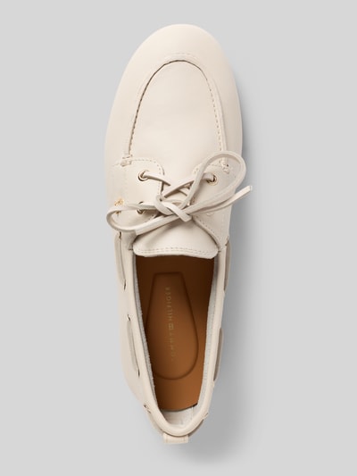 Produktfoto, Loafer aus echtem Leder von Tommy Hilfiger in Optik: Unifarben Lederoptik mit runder Schuhspitze, Blockabsatz, strukturiertem Sohle, Logo-Detail, Schnürung, Schlupf/offen, Materialverarbeitung Glattleder, Material echtes Leder
