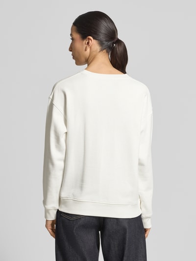 Frauenmodel trägt Sweatshirt mit Label-Stitching und Rundhalsausschnitt von Gant, reine Baumwolle, weiß, lockere Passform, Ganzkörperansicht Rückansicht