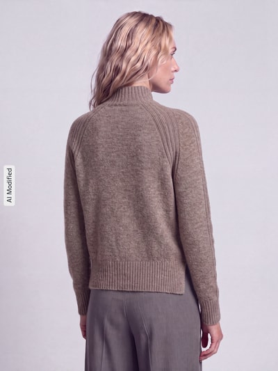 Kobiece modelka nosi Regular Fit Pullover mit Woll-Anteil Modell 'ASHLEY PERKINS' von Pepe Jeans w kolorze beżowym, tekstura miękka, Długość wewnętrzna nogawki 80 cm, Szerokość w rozmiarze 32/32: 43 cm, 5 kieszeni, zapięcie na guzik i zamek błyskawiczny, materiał: bawełna, krój slim fit, widok całej sylwetki z tyłu, KI-modifiziertes Bild.