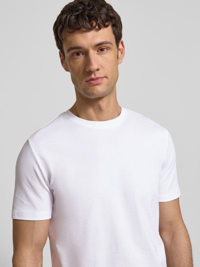 Männermodel trägt T-Shirt mit geripptem Rundhalsausschnitt von Christian Berg Men aus reiner Baumwolle in Weiß, Nahaufnahme Oberkörper.