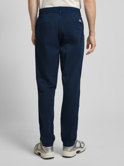 Tommy Jeans Tapered Fit Bundfaltenhose mit elastischem Bund Marine 5