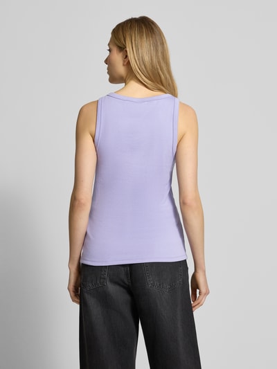 Frauenmodel trägt Slim Fit Tank Top aus Baumwoll-Mix Modell 'DATAMIA' von HUGO in flieder, unifarben, breite Träger, Feinripp, Ganzkörperansicht Rückansicht.