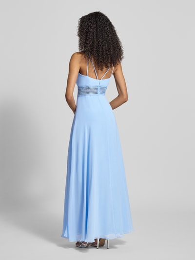 Frauenmodel trägt Abendkleid mit Raffungen von Jake*s Cocktail in Hellblau, taillierter Schnitt, Spaghettiträger, Ganzkörperansicht Rückansicht.