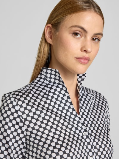 Frauenmodel trägt Bluse mit Hemdblusenkragen und Knopfleiste von ETERNA, reine Baumwolle, gemustert in Weiß und Schwarz, Nahaufnahme Oberkörper.