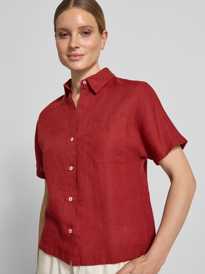 Frauenmodel trägt Relaxed Fit Bluse aus reinem Leinen von Marc O'Polo, Optik: Unifarben, Kragenform: Hemdblusenkragen, Verschluss: einreihige Knopfleiste, Ärmelform: Kurzarm, Brusttasche, Material: Leinen, Nahaufnahme Oberkörper.