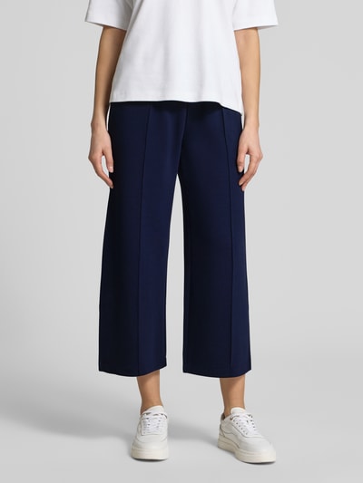 Vrouwenmodel draagt Culotte met elastische band van Christian Berg Woman, donkerblauw, materiaalmix met modal, wide leg, deelnaden, frontale volledige lichaamsweergave.