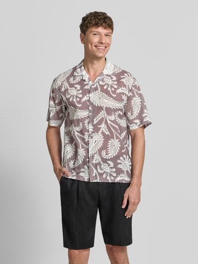 Männermodel trägt Regular Fit Freizeithemd mit Reverskragen von Jake*s Studio Men im Allover-Look, braun-creme, Baumwoll-Mix, Ganzkörperansicht von vorne.