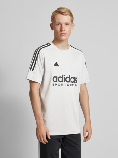 ADIDAS SPORTSWEAR T-Shirt mit Label-Print Hellgrau 4