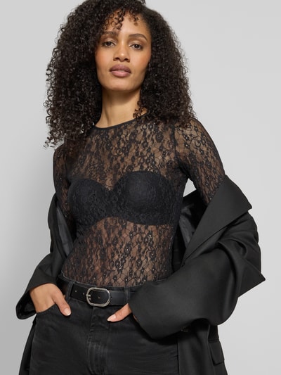 Vrouwenmodel draagt Slim Fit Body met kant Model 'DULIETTA' van HUGO, semi-transparante look, mesh materiaal, lange mouw, ronde hals, Ganzkörperansicht von vorne.