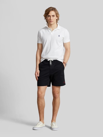 Männermodel trägt Regular Fit Shorts aus Baumwoll-Mix von Polo Ralph Lauren, unifarben, elastischer Beinabschluss, Ganzkörperansicht von vorne.
