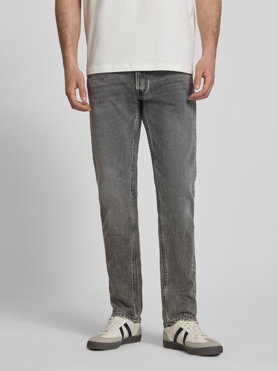 Männermodel trägt Regular Fit Jeans im 5-Pocket-design Modell 'Grover' van Replay, katoen, grijs, rechte pijpen, voorkant, volledig lichaam.
