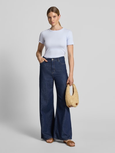 Frauenmodel trägt Slim Fit T-Shirt aus Baumwoll-Mix in Rippstrick von Tom Tailor Denim, Optik: Unifarben, Rundhals, Kurzarm, Ganzkörperansicht von vorne.
