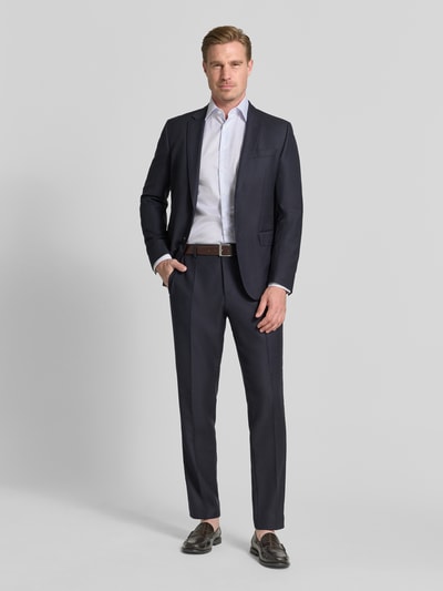 Męski model nosi Regular Fit Business-Hemd in hochwertiger Two Ply Qualität von Christian Berg Men, biznes, bawełna, jednokolorowy, splot twill, kołnierzyk typu cutaway, długość tyłu w rozmiarze 39/40: 79 cm, szerokość w rozmiarze 39/40: 40 cm, długość rękawów w rozmiarze 39/40: 66 cm, całkowity widok z przodu