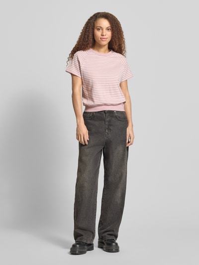 Modelka kobieca nosi Relaxed Fit T-Shirt aus Baumwoll-Mix mit Label-Patch od G-Star Raw, jasnoróżowe pasy, krótki rękaw, elastyczny dół, mieszanka bawełny i elastanu, dekolt okrągły, długość tyłu w rozmiarze S: 57 cm, widok całej sylwetki z przodu