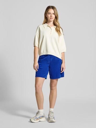 Kobiece modelka nosi niebieskie shorts mit elastischem Bund Modell 'PADOW' von American Vintage z czystej wiskozy, luźny krój, tunel i kieszeń z tyłu, Szerokość w rozmiarze S: 37 cm, długość nogawki od wewnątrz: 20 cm, zdjęcie całej sylwetki z przodu.