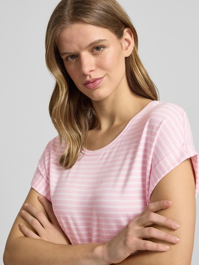 Frauenmodel trägt Regular Fit T-Shirt aus Viskose-Mix Modell 'MOSTER' von Only in Optik: unifarben Two-Tone, gestreift, Rundhals, Kurzarm, Jersey, in zarten Rosa- und Weißtönen, Nahaufnahme Oberkörper.