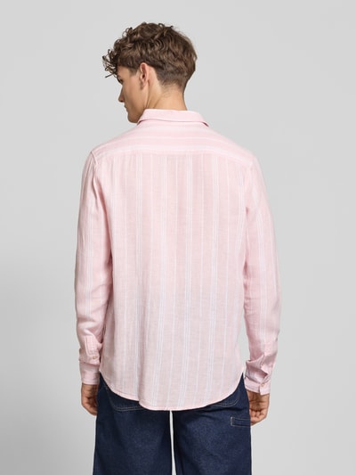 Männermodel trägt Regular Fit Leinenhemd mit Viskose-Anteil Modell 'Bobby' von Blend in Hellrosa mit weißen Streifen, Ganzkörperansicht Rückansicht. Leinen-Mix, Kentkragen, lange Ärmel, Knopfleiste und Sportmanschetten erkennbar.