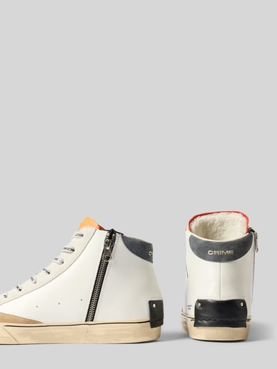 Produktfoto, High Top Sneaker im Distressed-Look von Crime London in Weiß mit Kontrastbesatz, strukturierte Sohle, Label-Details, Schrägansicht, Herrenmodell, Schnürverschluss, abgerundete Form, Absatzhöhe 3 cm, Schafthöhe und Schaftweite 10 cm.
