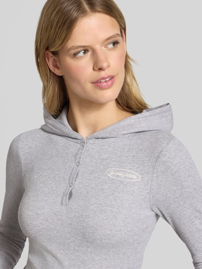 Guess Jeans Bluzka o kroju slim fit z długim rękawem, kapturem i wyhaftowanym logo Jasnoszary melanż 3