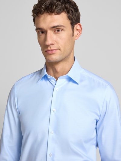 Männermodel trägt Slim Fit Businesshemd in Premiumqualität von OLYMP Level 5, Optik: Unifarben, Baumwoll-Mix, Nahaufnahme Oberkörper.