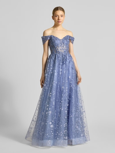 Frauenmodel trägt Maxikleid mit Stitchings und Pailletten von Unique, Mesh, A-Linie, Corsagenkleid, Blumenmuster, Ganzkörperansicht von vorne.