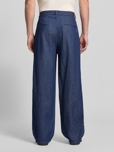 Männermodel trägt Loose Fit Jeans mit Eingrifftaschen von Scotch & Soda, blauer Baumwoll-Lyocell-Mix, Ganzkörperansicht Rückansicht.