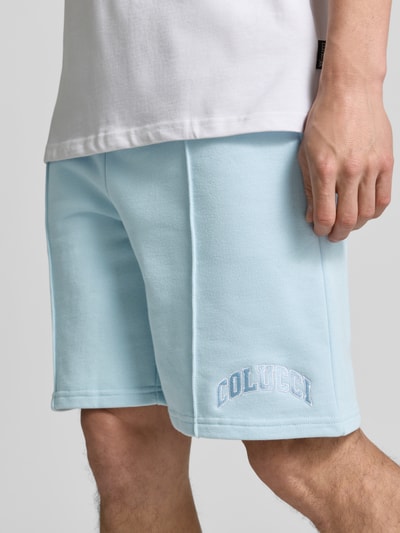 Männermodel trägt Regular Fit Shorts mit Tunnelzug von COLUCCI aus reiner Baumwolle, Label-Stitching, hellblau, Nahaufnahme Oberschenkel.