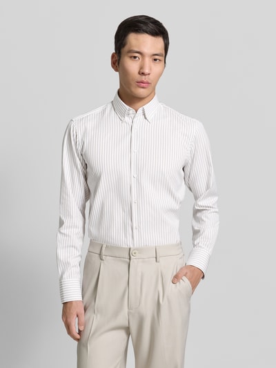 Männermodel trägt Regular Fit Business-Hemd mit Knopfleiste von Christian Berg Men, feine Streifen, Baumwolle, Button-Down-Kragen, Ganzkörperansicht von vorne.