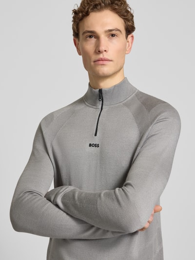 Männermodel trägt Regular Fit Troyer mit Schurwoll-Anteil Modell 'TOUR SEAMLESS QZ' von BOSS Green, unifarben, Nahaufnahme Oberkörper.