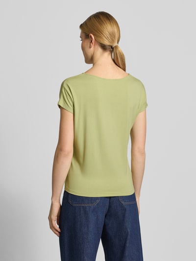 Vrouwenmodel draagt Relaxed Fit T-Shirt aus Viskose-Mix van s.Oliver RED LABEL in effen lichtgroen, jersey textuur, korte mouw, achteraanzicht volledige lichaamsopname