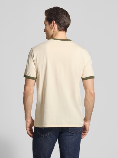 Männermodel draagt T-shirt met motiefprint model 'NO PLAN TO LEAVE' van Guess, puur katoen, regular fit, ronde hals, ruglengte bij maat M 70 cm, Ganzkörperansicht Rückansicht