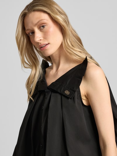 Frauenmodel trägt Bluse mit Umlegekragen und Rüschen von Rinascimento, schwarzer Baumwoll-Mix, goldenes Label-Detail, Nahaufnahme Oberkörper.