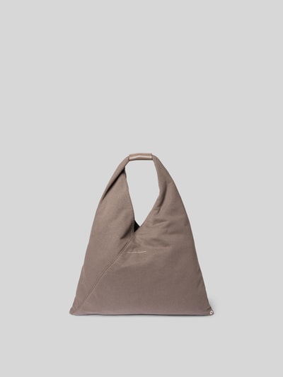 Produktfoto, Handtasche mit Logo-Print von MM6 Maison Margiela in Taupe mit breitem Schulterriemen, Statement-Print, Hauptfach mit Druckknopfverschluss, Steckfach innen, Maße 25 cm Breite, 58 cm Länge, 15 cm Tiefe.