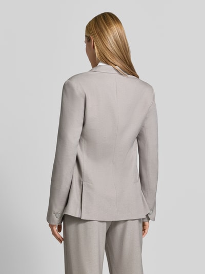 Frauenmodel trägt Blazer mit Reverskragen und Brustleistentasche von Emporio Armani in Beige, Material-Mix, Ganzkörperansicht Rückansicht.