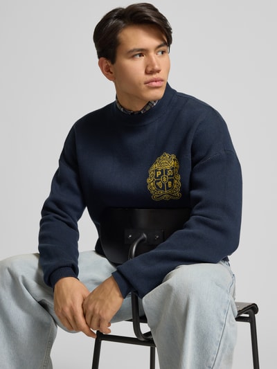 PROHIBITED Gebreide pullover met embleem en ronde hals Marineblauw - 3
