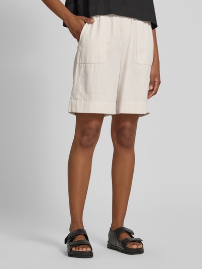 Frauenmodel trägt Bermudas mit elastischem Bund und Kordelzug Modell 'Lia Urban' von Angels aus Reine Baumwolle in Loose-Fit, zeigt seitliche Eingrifftaschen und Gesäßleistentaschen, leichte Struktur, helle Farbe, Nahaufnahme Unterkörper.