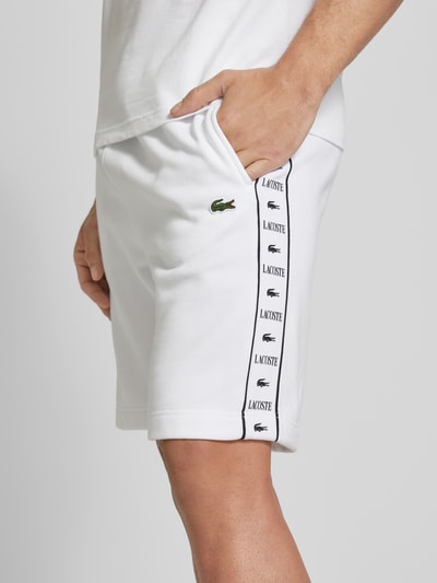 Lacoste Szorty z dzianiny dresowej o kroju regular fit z naszywką z logo Biały 3