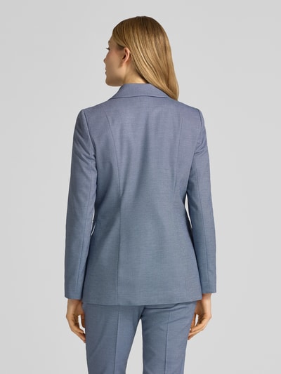 Frauenmodel trägt Regular Fit Blazer mit Viskose-Anteil von comma in Hellblau, glatte Textur, Reverskragen, Pattentaschen, Ganzkörperansicht Rückansicht