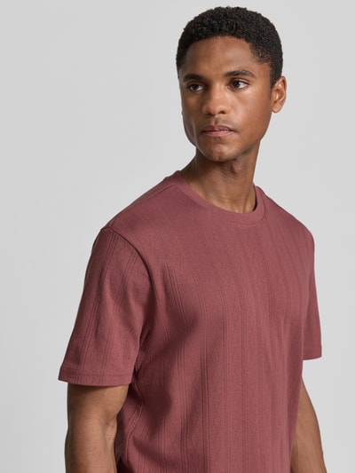 Männermodel trägt Regular Fit T-Shirt mit Allover-Loch-Stitching von JAKE*S STUDIO MEN aus Reine Baumwolle in Rot, Nahaufnahme Oberkörper. Rückenlänge bei Größe M: 68 cm, Kurzärmelig, Rundhalsausschnitt.