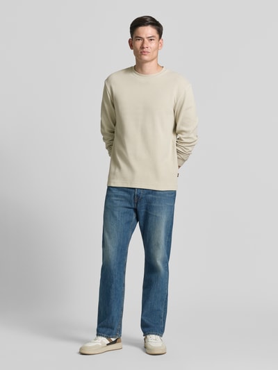 Männermodel trägt Regular Fit Langarmshirt aus Baumwoll-Mix Modell 'WE-TEMPEST' von BOSS Orange, unifarben, Ganzkörperansicht von vorne.