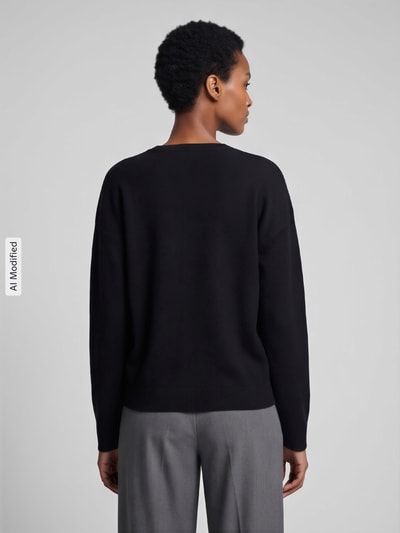 Männermodel trägt Strickjacke mit Rundhalsausschnitt von VERO MODA aus Viskose-Mix in Uni-Optik, langarm, leicht abgerundet, Ganzkörperansicht Rückansicht, KI-modifiziertes Bild