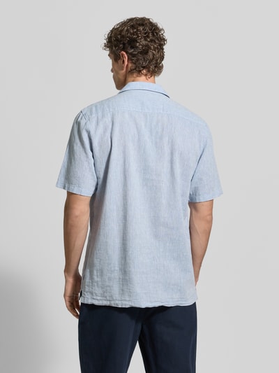 Männermodel trägt Relaxed Fit Freizeithemd aus Leinen-Baumwoll-Mix von Lindbergh in Hellblau, Reverskragen, Knopfleiste, Ganzkörperansicht Rückansicht. Rückenlänge bei Größe M 76 cm, Schulterbreite 47 cm, Ärmellänge 25 cm.