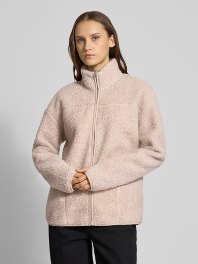 Modelka nosi Regular Fit Teddyjacke mit Stehkragen Modell 'SADIA' od Pieces, kremowa faktura teddy, długie rękawy, krój regular fit, zamek błyskawiczny, kieszenie boczne, materiał teddy, jednolity kolor, zdjęcie: ujęcie całej sylwetki z przodu.